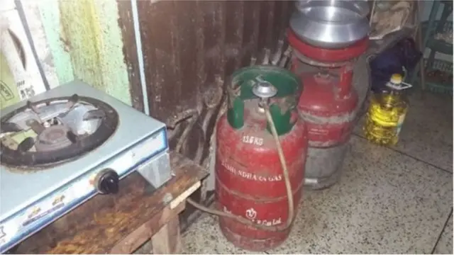 গ্যাসের সংকটের কারণে অনেক পরিবার এলপিজি গ্যাসের ওপর নির্ভরশীল হয়ে পড়ছে