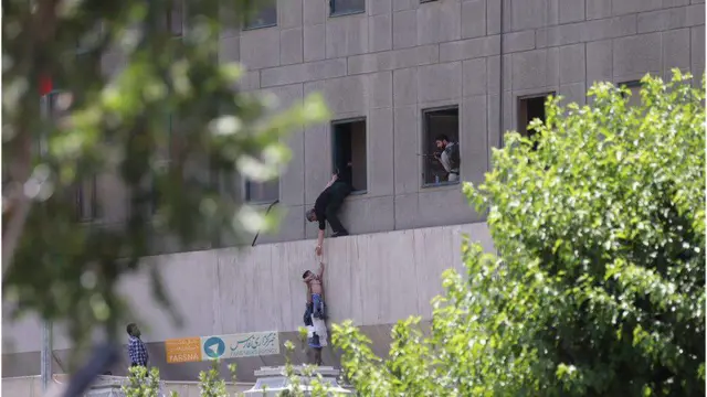 Meclis binasındaki bir çocuk pencereden kurtarıldı
