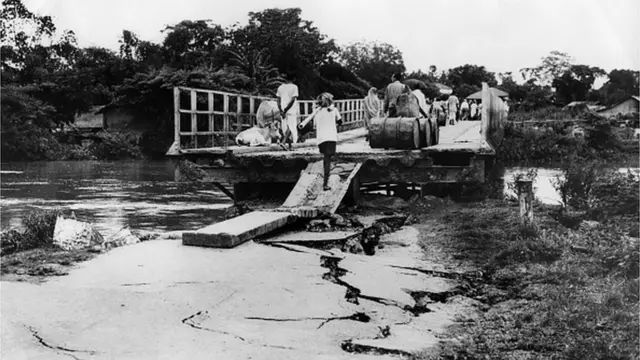 1950 భూకంపంలో దెబ్బతిన్న వంతెన