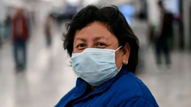 Una mujer con cubrebocas