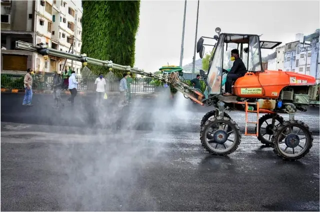 కరోనా వైరస్ నిర్మూలన చర్యల్లో భాగంగా క్రిమి నివారణ రసాయనాలు పిచికారీ చేస్తున్న కార్పొరేషన్ సిబ్బంది