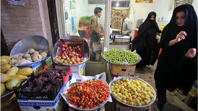 Mulheres passam por frutas à vendacasa de aposta lv betIsfahan (fotocasa de aposta lv betarquivo)