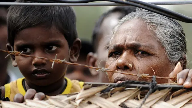முள்வேலி முகாமில் வாழ்க்கையை தொலைத்து இன்றும் போராடும் ஈழப் பெண்