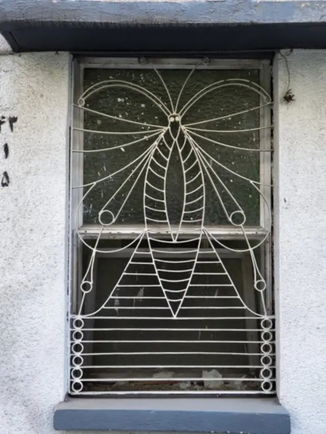 حفاظهای طراحی شده در بخشهای مختلف شهر تهران دیده میشوند