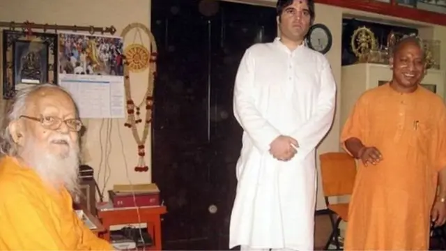 गुरु महंत अवैद्यनाथ के साथ वरुण गांधी और योगी आदित्यनाथ