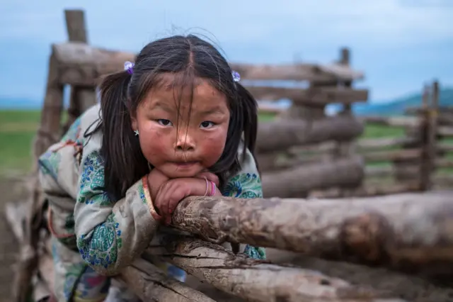 niña en Mongolia