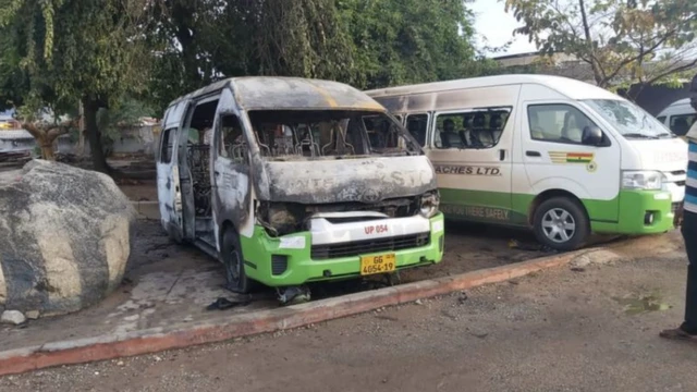 De separatists first attack police station wey den seize some weapons of de police, free some inmates.