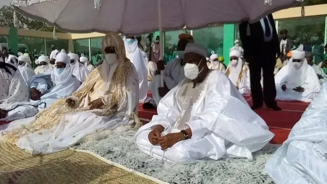 Gwamnan jihar Kano Abdullahi Umar Ganduje (dama) da Sarkin Kano Alhaji Aminu Ado Bayero a yayin da suke jirar tayar da sallah a babban masallacin Idi na kofar Mata ...