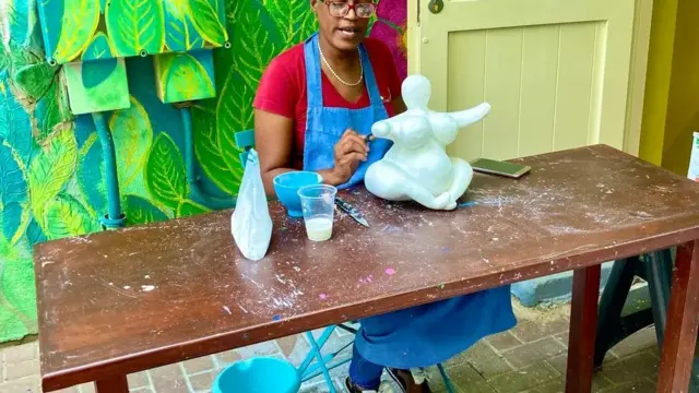 Angelique Martina est l'une des associées d'Israël à Curaçao qui peint des Chichis.