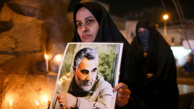 કાસિમ સુલેમાનીની તસવીર સાથે એક મહિલા