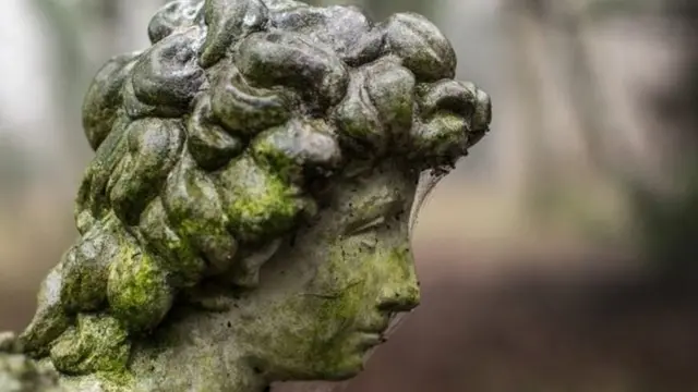 تمثال من الحجر