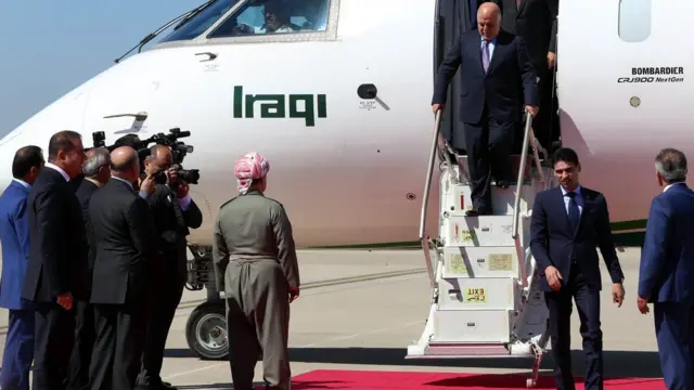 Abadi, 2015 yılı Nisan ayında Erbil Havalimanı'nda Mesud Barzani tarafından karşılanıyor.
