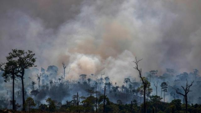 Fumaça ouriunda de incêndios florestais em Altamira, Pará, Brasil, em 27 de agosto