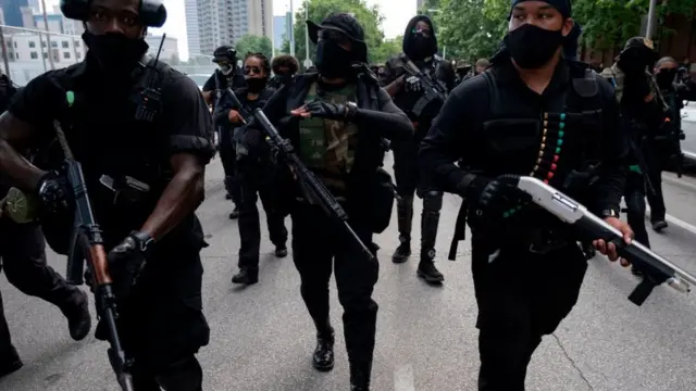 В штате Кентукки на улицы вышли чернокожие вооруженные активисты двиения NFAC