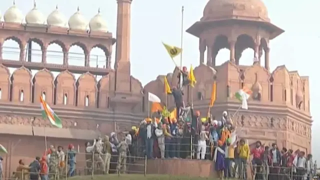 ఎర్రకోట మీద నిరసనకారులు