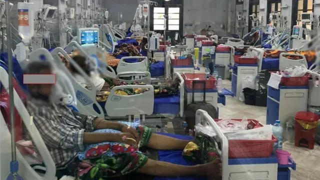 ရန်ကုန်ဆေးရုံကြီး ကိုဗစ်လူနာ အထူးကြပ်မတ်ကုသဆောင်တွင် လူနာများကို ကုသပေးနေစဉ်