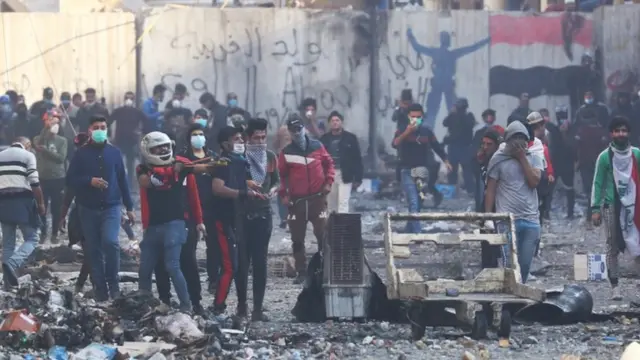 اندلعت المظاهرات بالعراق في أول أكتوبر/تشرين أول الماضي احتجاجا على استشراء الفساد وتردي الأحوال المعيشية.