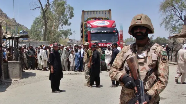 د پاکستاني چارواکو پرېکړې د قبایلي سیمو د خلکو تګ راتګ محدود کړی دی