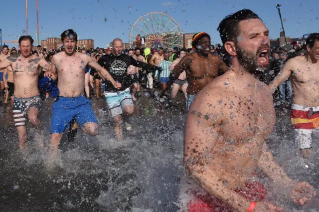 न्यू यॉर्क सिटीच्या कोनी आयलँड पोलार बीअर क्लबवर न्यू इयर डे प्लंजमध्ये पोहणाऱ्यांनी अति थंड पाण्यात धावण्याची स्पर्धा केली.