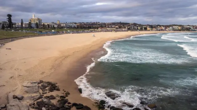 ساحل بوندای روز ۲۱ مارس به خاطر عدم رعایت قوانین فاصلهگذاری اجتماعی از طرف مردم بسته شد