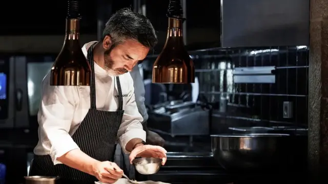 O chef português Henrique Sá Pessoa cozinhando