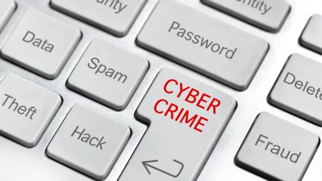 સુરતનાં મીનાબહેનનું (બદલેલું નામ) કહેવું છે કે તેમની સાથે રૂ. પાંચ લાખની છેતરપિંડી થઈ છે, પરંતુ સંજોગોને કારણે તેઓ કોઈને કહી શકે તેમ નથી, જેથી તેમની વ્યથા બમણી થઈ ગઈ છે