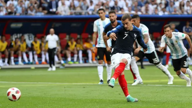 Antoine Griezmann marca el tanto desde el punto penal.