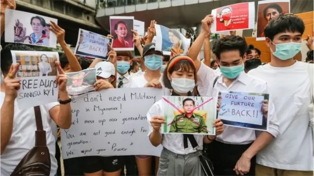 সামরিক বাহিনীর বিরুদ্ধে রাস্তায় নেমে বিক্ষোভ করছে মিয়ানমারের জনতা