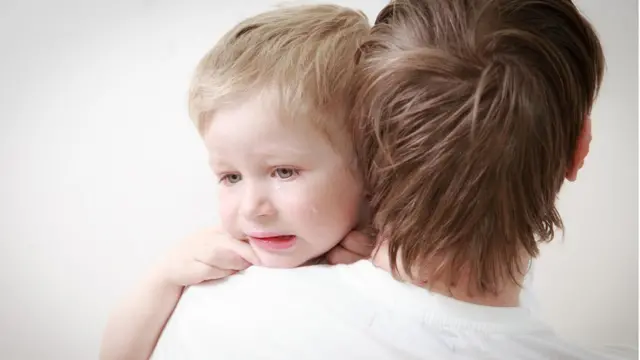 Ребенок плачет на руках