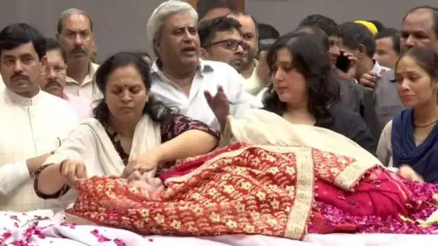 સ્વરાજ કૌશલ અને બાંસુરી તેમના પાર્થિવ દેહ સાથે