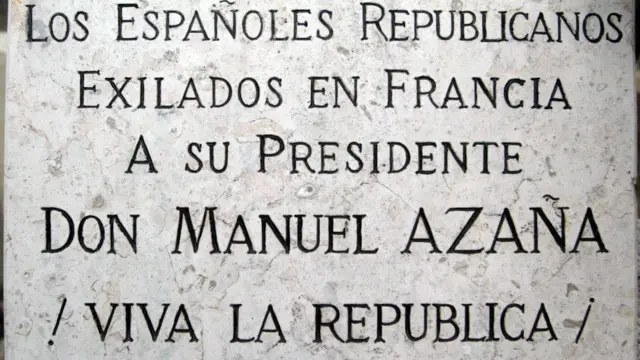La leyenda en la placa de la tumba de Azaña.