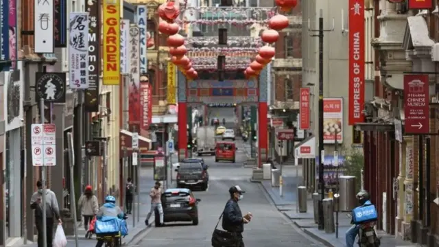 অস্ট্রেলিয়ান চীনা বংশোদ্ভূত নাগরিকে সংখ্যা কমপক্ষে ১২ লাখ, যা সেদেশের মোট জনসংখ্যার পাঁচ শতাংশ।