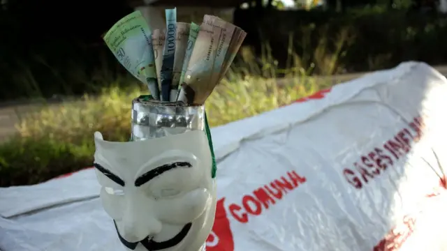 Одамлар Венесуэла банкининг эски банкнотларини 2018 йилнинг декабр ойи озирида ёқа бошлашди