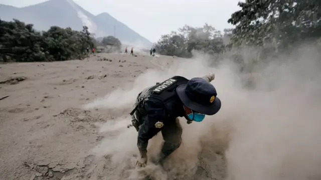 Un policía tropieza