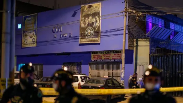 Policías frente a Thomas Restobar.