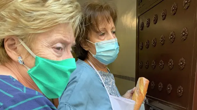 Petri y otra mujer voluntaria en el comedor social Ave María, en Madrid