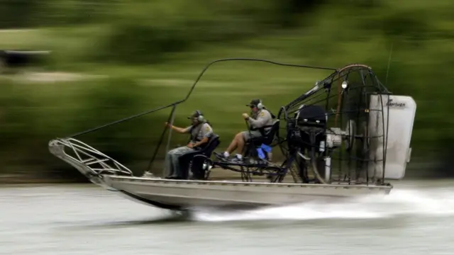 La estadounidense Oficina de Aduanas y Protección Fronteriza cuenta con agentes que patrullan el río Bravo constantemente.