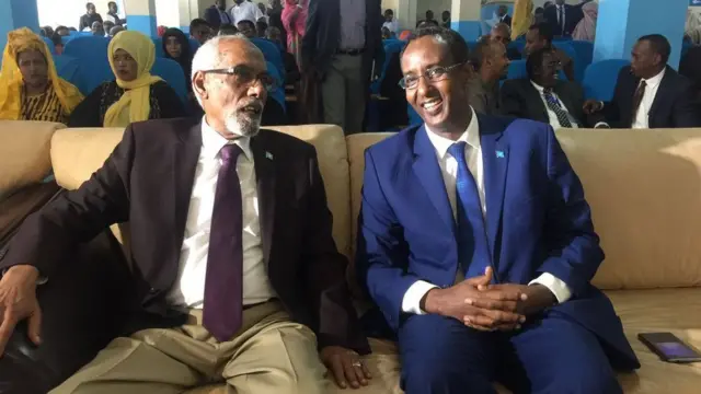 Maxamed Sheekh Cusmaan Jawaari iyo Cabdirashiid Xidig oo sheekeysanaaya ka hor intuusan dhammaan loollankii ka dhexeeyay ee ah gudoomiyaha baarlamaanka.