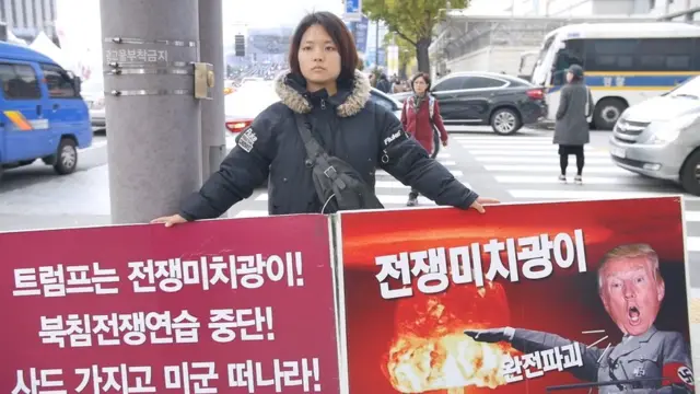 트럼프 방한 반대 피켓을 든 시위자