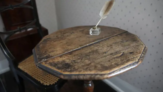 La mesa de escritura de la célebre autora británica Jane Austen se exhibe en su antigua casa en Chawton, Inglaterra.