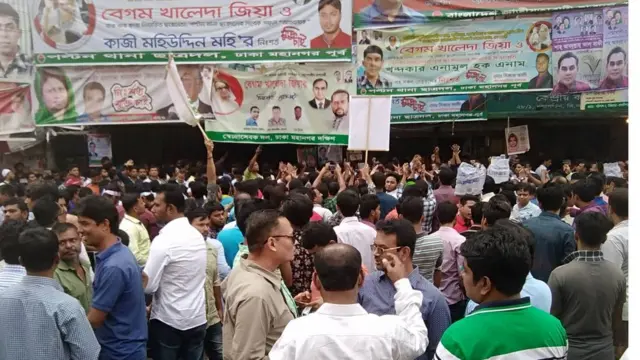 কেন্দ্রীয় কার্যালয়ের সামনে নেতাকর্মীদের ভীড়