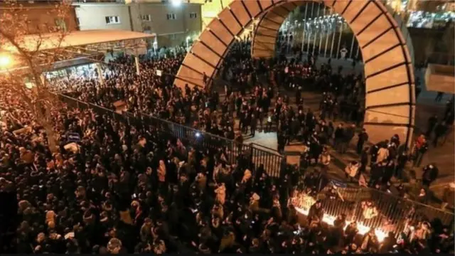 আমির কবির বিশ্ববিদ্যালয়ের বাইরে বিক্ষুব্ধ জনতা জড়ো হয়ে মিথ্যার আশ্রয় নেয়া কর্মকর্তাদের পদত্যাগের দাবি জানায়।