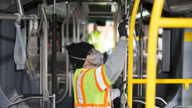 美国城市西雅图出现六起新冠肺炎死亡病例，该市加大力度对公共空间进行消毒。