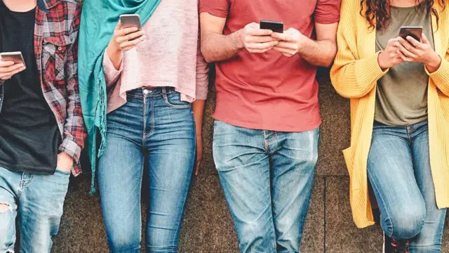 கொரோனாவுக்கும் 5 ஜி இணையத்துக்கும் தொடர்பா? - "முட்டாள்தனம் இது" :ஆய்வாளர்கள்