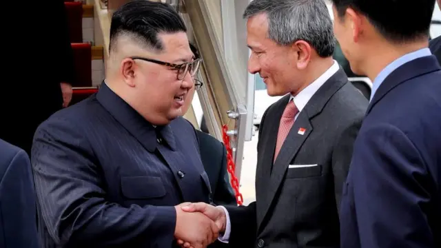 किम जोंग उन के पहुंचने पर सिंगापुर के विदेश मंत्री विवियन बालकृष्णन ने ये फोटो ट्वीट की