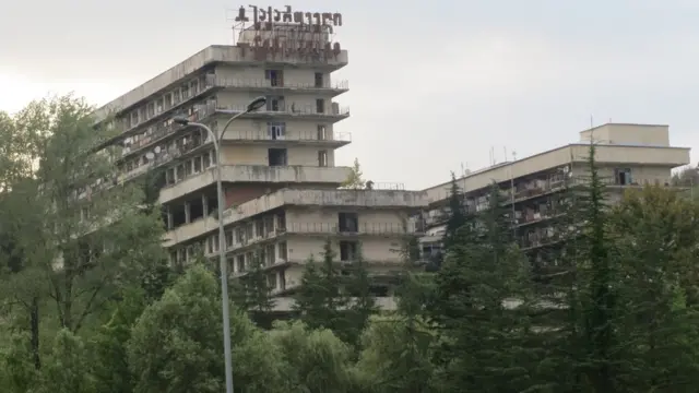 После распада СССР Цхалтубо оказался в более плачевном состоянии, чем другие курорты Грузии