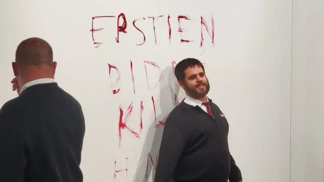 Un guardia en el Art Basel