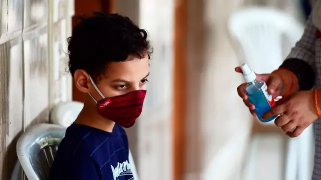 कोरोना के दौर में स्कूल खोलने के क्या ख़तरे हैं?