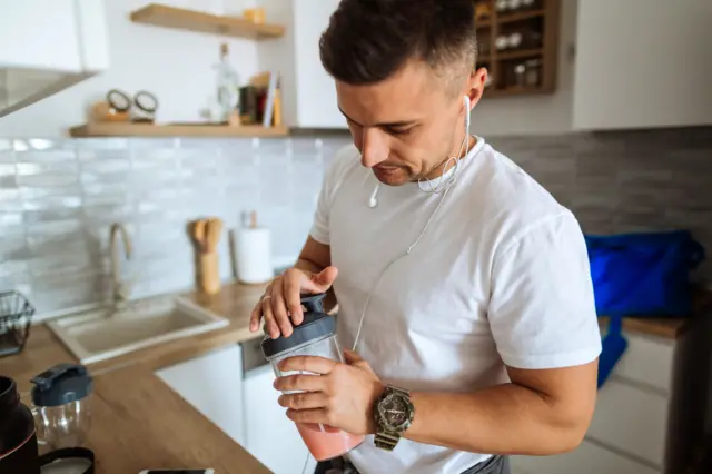 Homem preparando suplementopaysandu betnacionalproteína