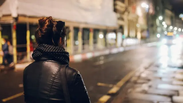 இரவு நேரத்தில் இளம்பெண் ஊர் சுற்றினால் தவறா?